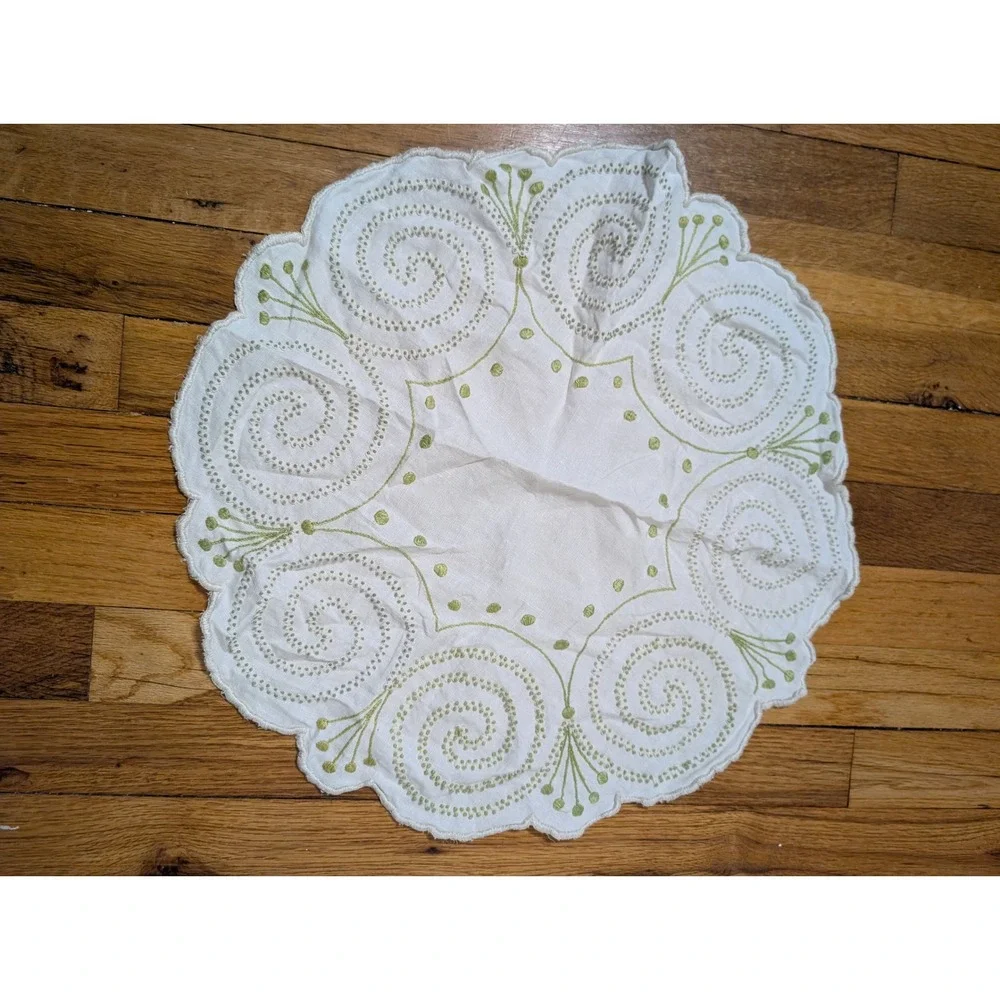 Vintage Round Linen Doily‎ Green Embroidered Spiral Scalloped Edge 18 Inch White